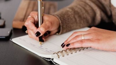 Manfaat Menulis Catatan Harian untuk Kesehatan Mental
