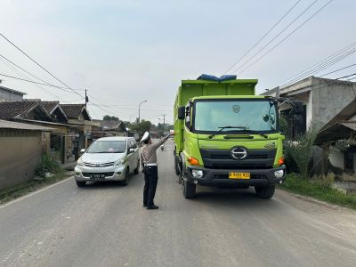 Jalan Raya Cikande - Rangkasbitung Dilakukan Penyekatan Untuk Truk Tambang