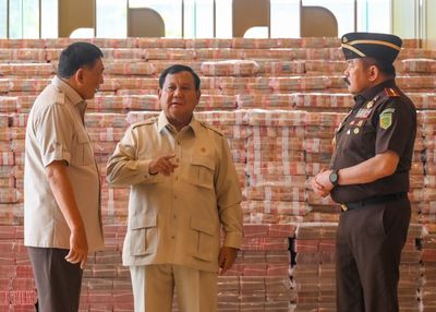 Tumpukan Uang Hasil Korupsi Lebih Tinggi dari Presiden Prabowo, Simbol Rakusnya Koruptor