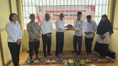 Polda Maluku Terima Mushaf Quran dari Kemenag Ambon, Perkuat Pembinaan Rohani Tahanan