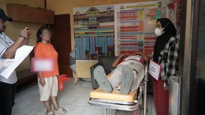 Rekontruksi Istri Potong Kelamin Suami di Jakbar: Alat Vital Disimpan di Kresek!