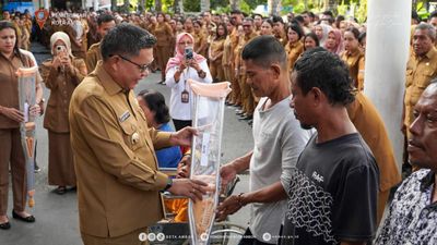 Wali Kota Ambon Beri Bantuan Kursi Roda-Tongkat ke Penyandang Disabilitas