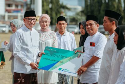Hari Santri Nasional 2025, 100 Pengurus Ponpes Diberi Kartu Kepersetaan BPJS Ketenagakerjaan