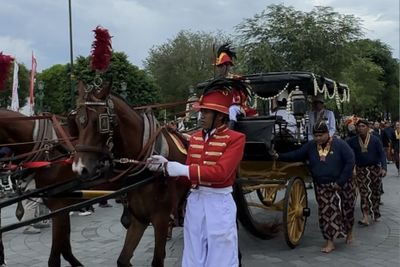 Momen Dua Kereta Bersejarah Keraton Yogya Meriahkan Kirab Trunajaya