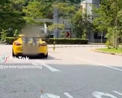 2 Bocah Duduk di Belakang Porsche Bikin Geger Singapura