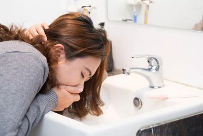 5 Arti Mimpi Muntah Darah Menurut Primbon Jawa, Apakah Itu Pertanda Buruk?