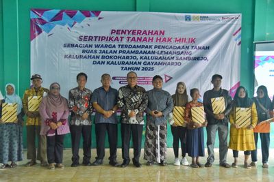 Ratusan Warga Terdampak Proyek Jalan Prambanan - Lemahbang Terima Sertifikat Tanah