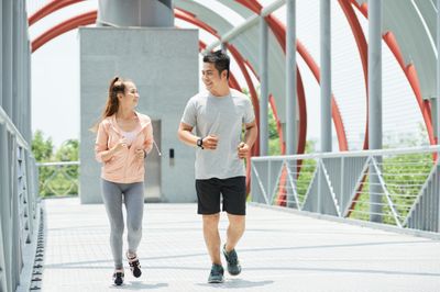Jalan Kaki atau Jogging: Pilihan Kardio Terbaik untuk Program Diet Kamu