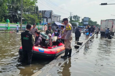 Banjir Masih Rendam Jalur Pantura Kaligawe Semarang, Kendaraan Banyak yang Mogok