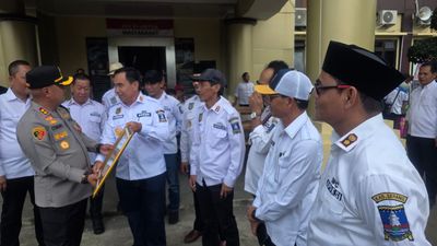 Apdesi Kab.Serang Beri Penghargaan Ke Kapolres Serang Saat Apel Akbar Kebangsaan