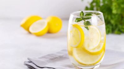Perbandingan Air Putih dan Infused Water: Mana yang Lebih Baik untuk Kesehatan?