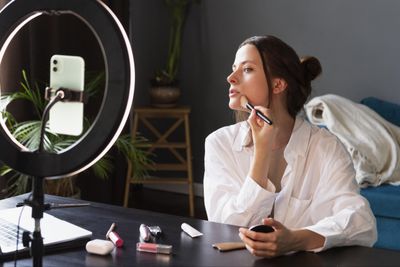 5 Zodiak Wanita yang Sering Boros Tanpa Disadari, Salah Satunya Kamu?