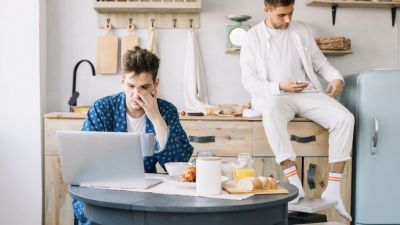 Perbandingan Freelancing dan Pekerjaan Full-Time: Memilih Karir yang Tepat