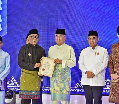 Gubernur Lampung Terima Anugerah Tun Perak dari Dunia Melayu Dunia Islam (DNDI)