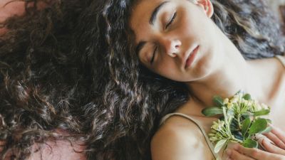 Mitos Tidur dengan Rambut Basah dan Kesehatan: Apa Kata Ilmuwan?