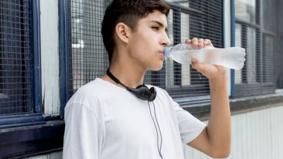 Minum Air Dingin: Mitos atau Fakta Seputar Penambahan Berat Badan?