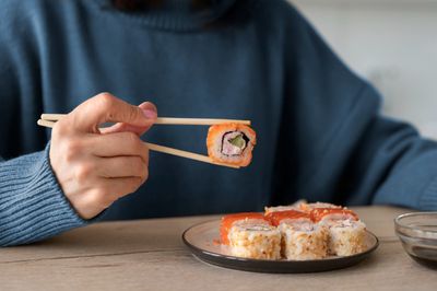111 Caption Makan Sushi Bahasa Inggris, Lucu dan Aesthetic!