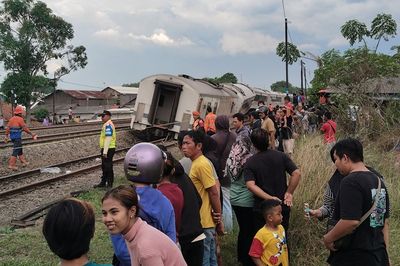 Evakuasi KA Purwojaya Rampung, Jalur Bekasi Kembali Dibuka dengan Kecepatan Terbatas