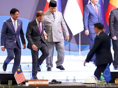 Adab Berkelas Presiden Prabowo, Sigap Genggam Tangan Sultan Brunei Turun Tangga di KTT ASEAN