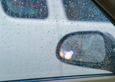 5 Cara Atasi Kaca Mobil Berembun Saat Hujan di Perjalanan yang Bisa Kamu Hilangkan!