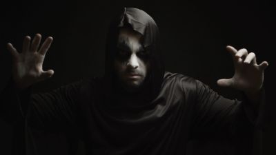 Menggali Rasa Iri dan Dendam: Psikologi, Budaya, dan Praktik Santet di Indonesia