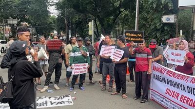 Aksi Protes Pedagang Pasar Barito terhadap Penertiban Kios