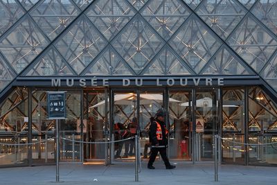 Polisi Tangkap Sejumlah Orang Terkait Pencurian di Museum Louvre
