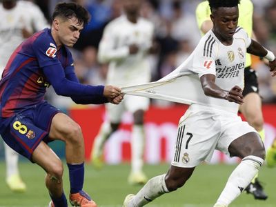 Momen Kocak Pedri Tarik Jersey Vini di El Clasico 2025, Warganet: Pingin Jersey Madrid Banget Nih?