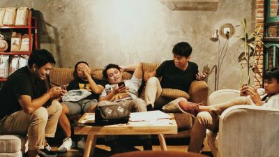 Fenomena Generasi Sandwich: Tantangan dan Solusi di Indonesia