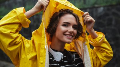 Tips Memilih Outfit Stylish di Musim Hujan
