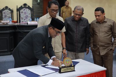 Bupati Ozan dan DPRD Maluku Tengah Tanda Tangan Nota Kesepakatan KUA–PPA Perubahan RAPBD 2025