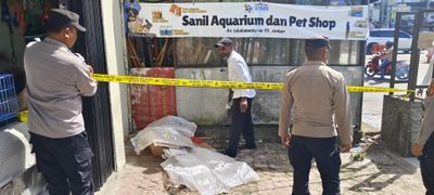 Mayat Pria Ditemukan Terbaring Tertutup Karung Depan Toko di Ambon