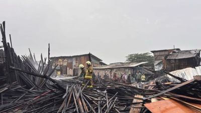 Kebakaran Hanguskan 12 Kios Pedagang Kayu di Sukahaji, DPMKP Kota Bandung Kerahkan 14 Unit Damkar