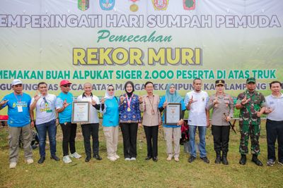 Lampung Pecahkan Rekor MURI Makan Alpukat Siger Sebanyak 2.000 Peserta