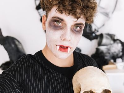 7 Ide Kostum Halloween 2025 untuk Pria yang Keren dan Elegan