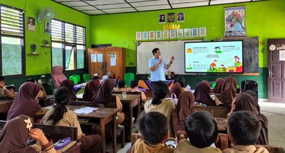 Prodi Teknik Lingkungan Itera Ajak Siswa SD Belajar Komposting Takakura