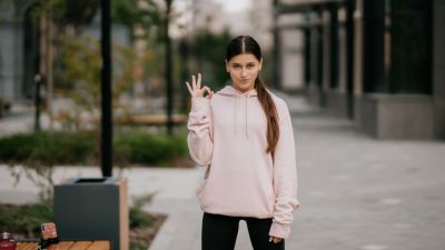 Panduan Fashion: Inspirasi Menggunakan Hoodie untuk Penampilan Santai yang Stylish