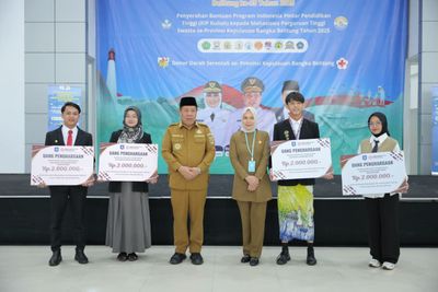 Gubernur Hidayat Serahkan Bantuan Beasiswa dan Penghargaan Bagi Mahasiswa Babel Berprestasi