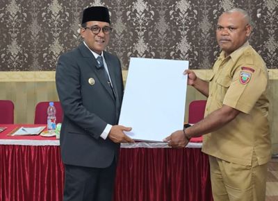Bupati Ozan Beri 4 Unit Starlink untuk 4 SD di Maluku Tengah, Komitmen Pangkas Ketimpangan Digital Wilayah 3T