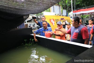 Warga RW 11 Sunter Jaya Terima Bantuan Kolam Ikan Lele untuk Ketahanan Pangan