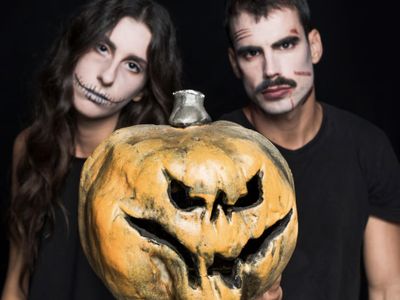 7 Ide Kostum Halloween 2025 untuk Pasangan yang Bikin Kamu Jadi Sorotan
