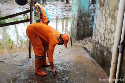 Pasukan Oranye Pejaten Timur Sigap Bersihkan Lumpur Usai Genangan Air