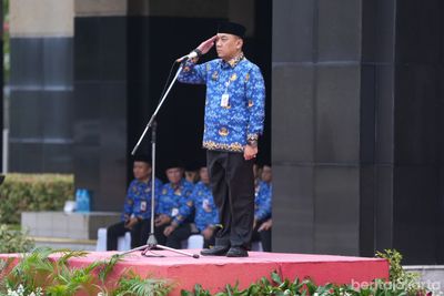 Wali Kota Jakbar Uus Kuswanto Pimpin Upacara Hari Sumpah Pemuda 2025