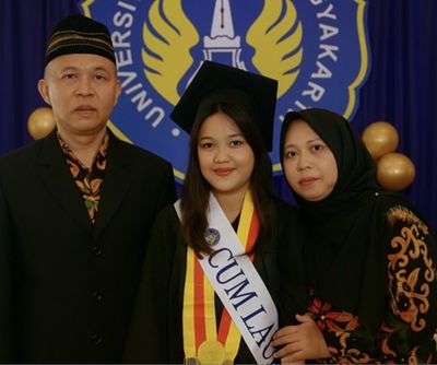Melihat Perjuangan Dhiva Angger, Wisudawan UNY Oktober Ini Buktikan Gap Year Raih IPK Tertinggi Hingga Juara Debat Dunia