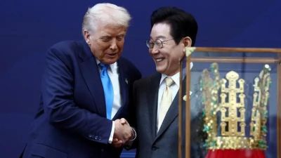 Presiden Trump Terima Hadiah Mahkota Emas dalam Kunjungan ke Korea Selatan