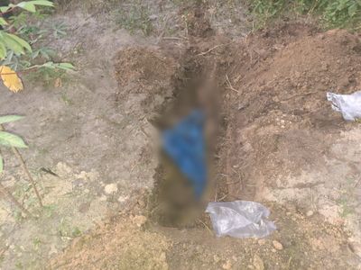 Mayat Pria Tanpa Identitas Ditemukan Terkubur dalam Terpal di Siak
