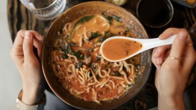 Ramen Kuah Santan Pedas: Hidangan Unik yang Menggugah Selera