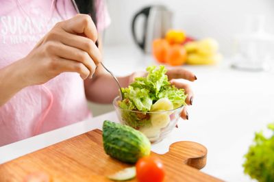 Masih Sering Makan Sembarangan Asal Kenyang? Kebiasaan Ini Diam-Diam Bisa Berdampak ke Tubuh dan Otak!