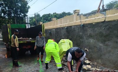 Imbas Hujan Deras, Tembok TPU Jeruk Purut Ambruk!