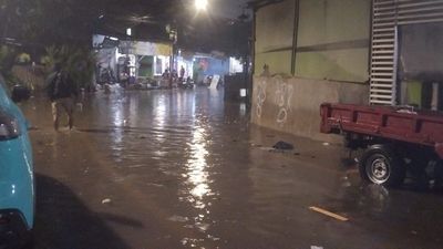 Akses Keluar Masuk Kemang Terkepung Banjir, Kendaraan Tak Bergerak Berebut Jalur Alternatif